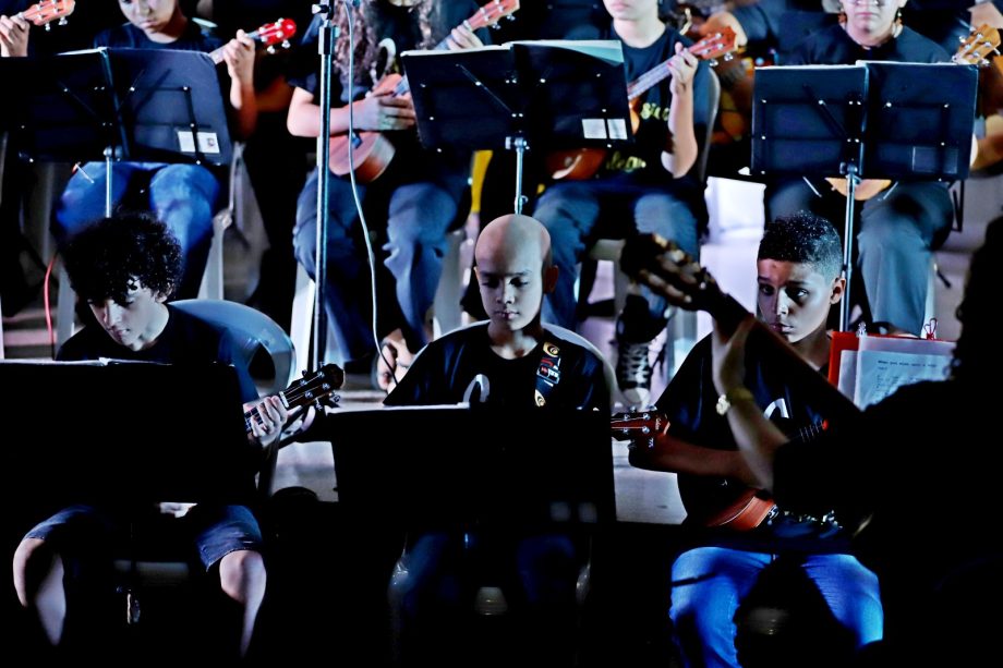 Alunos dos Projetos de ukulele e violão apresentaram o espetáculo “Daqui Só se Leva o Amor”