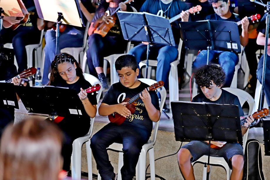 Alunos dos Projetos de ukulele e violão apresentaram o espetáculo “Daqui Só se Leva o Amor”