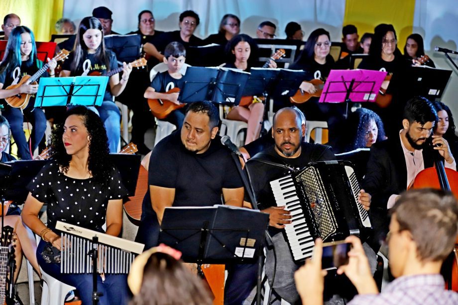 Alunos dos Projetos de ukulele e violão apresentaram o espetáculo “Daqui Só se Leva o Amor”