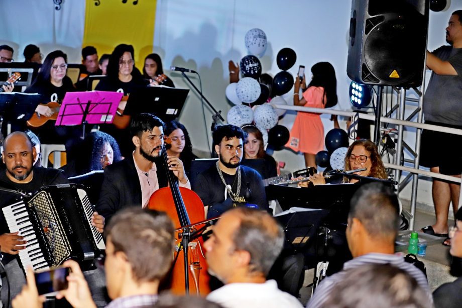Alunos dos Projetos de ukulele e violão apresentaram o espetáculo “Daqui Só se Leva o Amor”