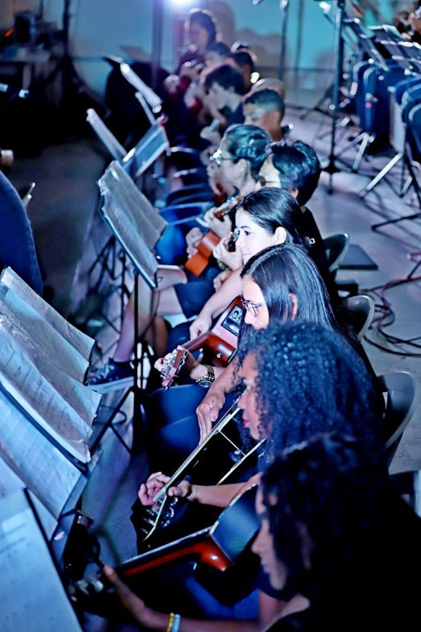 Alunos dos Projetos de ukulele e violão apresentaram o espetáculo “Daqui Só se Leva o Amor”