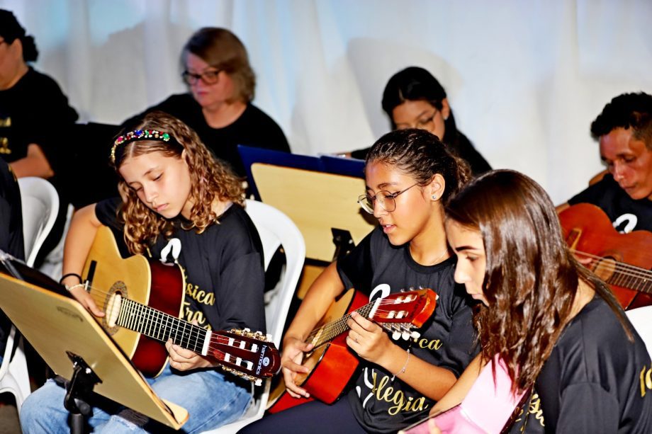 Alunos dos Projetos de ukulele e violão apresentaram o espetáculo “Daqui Só se Leva o Amor”