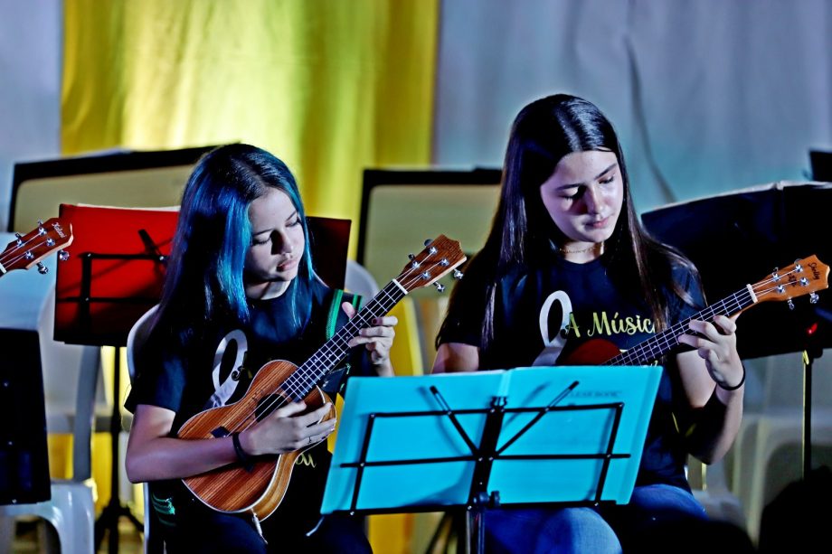 Alunos dos Projetos de ukulele e violão apresentaram o espetáculo “Daqui Só se Leva o Amor”