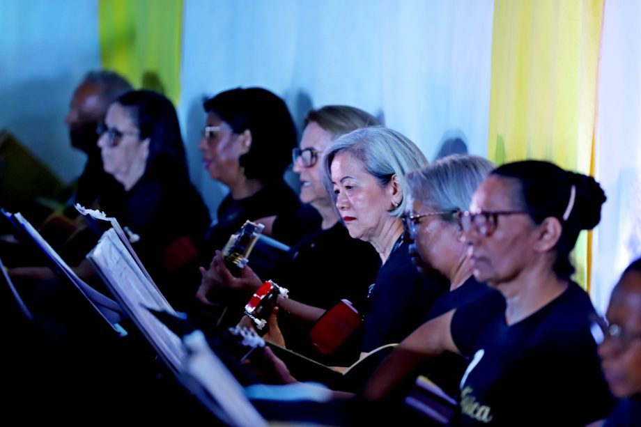 Alunos dos Projetos de ukulele e violão apresentaram o espetáculo “Daqui Só se Leva o Amor”