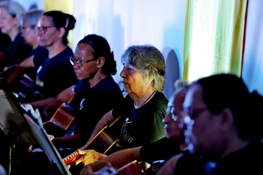 Alunos dos Projetos de ukulele e violão apresentaram o espetáculo “Daqui Só se Leva o Amor”