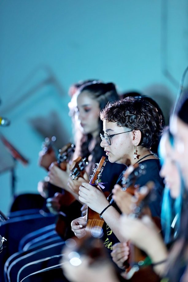Alunos dos Projetos de ukulele e violão apresentaram o espetáculo “Daqui Só se Leva o Amor”