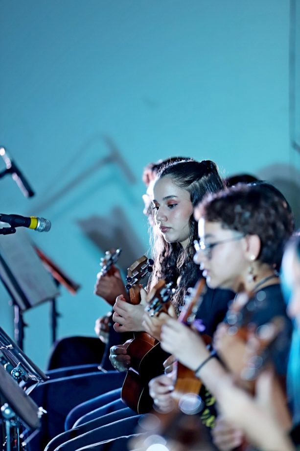 Alunos dos Projetos de ukulele e violão apresentaram o espetáculo “Daqui Só se Leva o Amor”