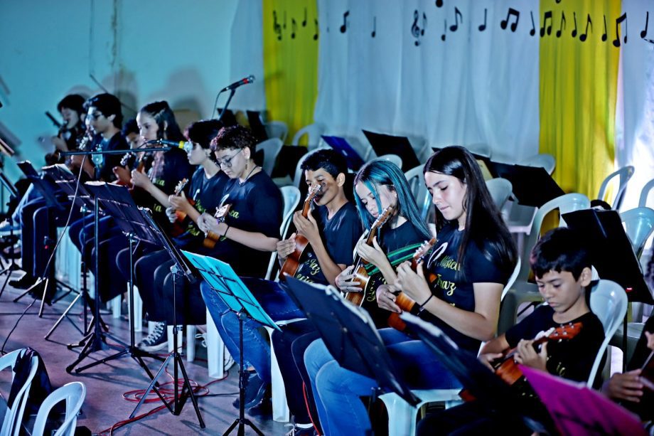 Alunos dos Projetos de ukulele e violão apresentaram o espetáculo “Daqui Só se Leva o Amor”