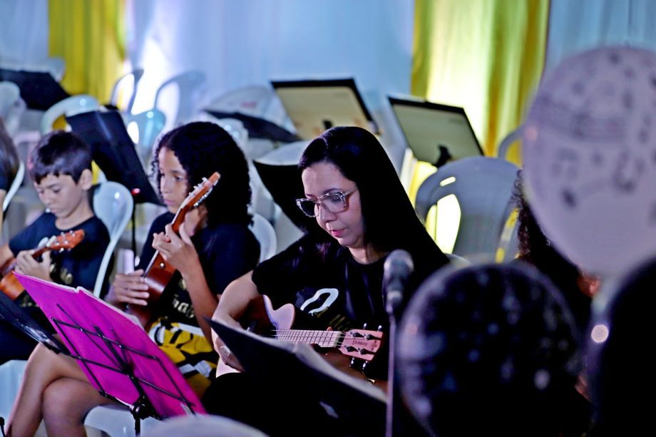 Alunos dos Projetos de ukulele e violão apresentaram o espetáculo “Daqui Só se Leva o Amor”