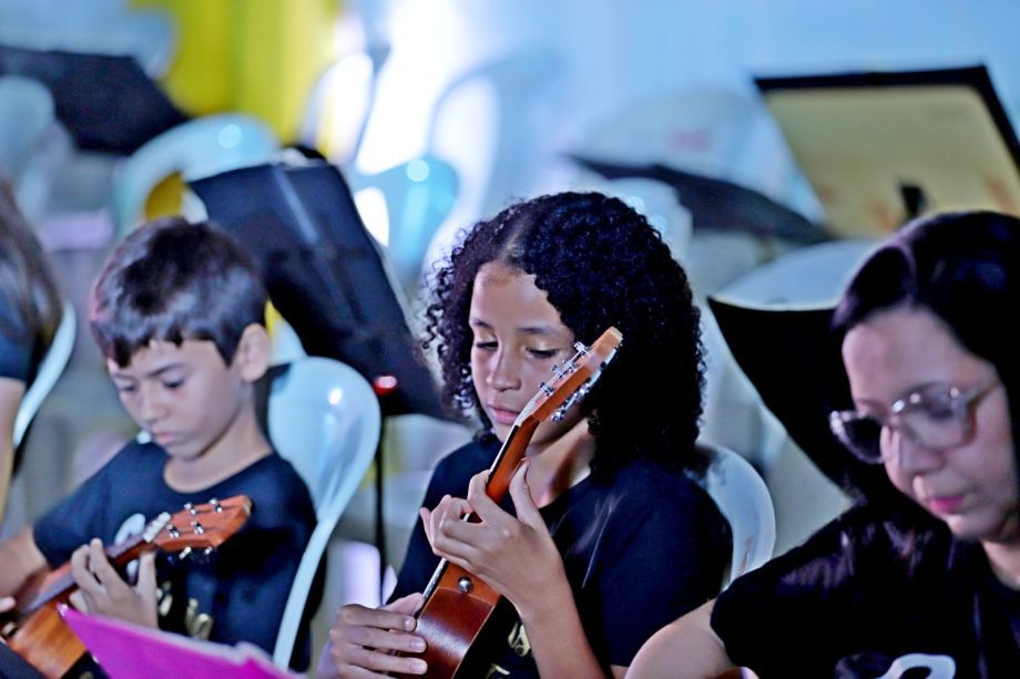 Alunos dos Projetos de ukulele e violão apresentaram o espetáculo “Daqui Só se Leva o Amor”