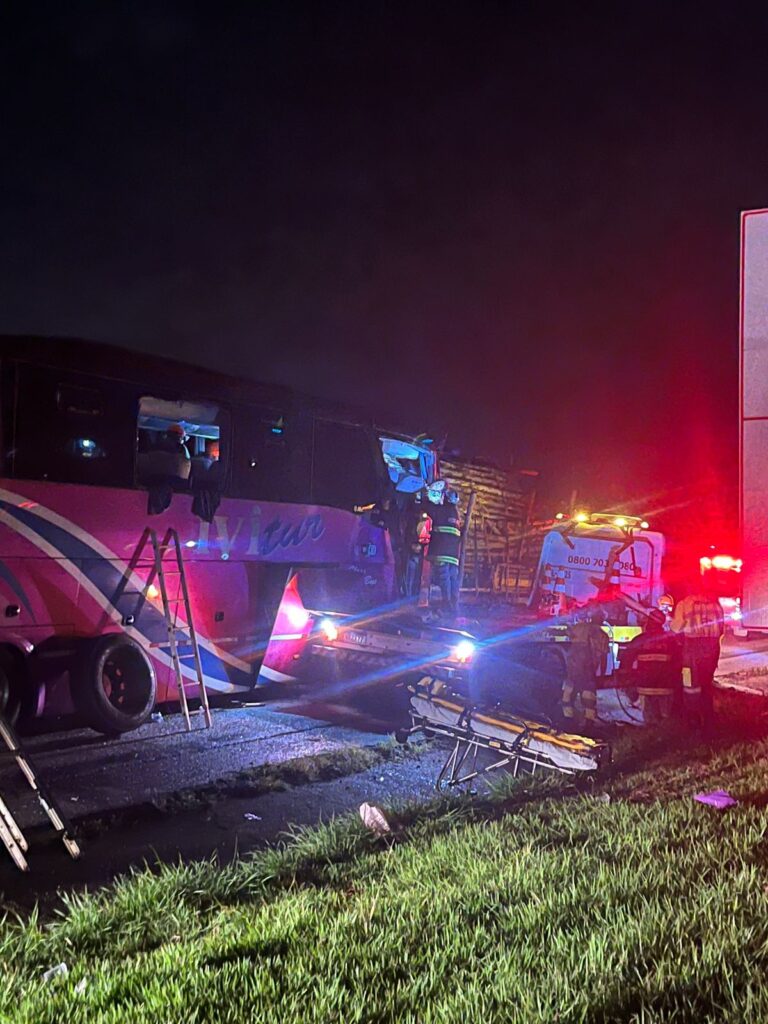 Batida entre ônibus e caminhão deixa dois mortos e dezenas de feridos em rodovia de Porto Feliz