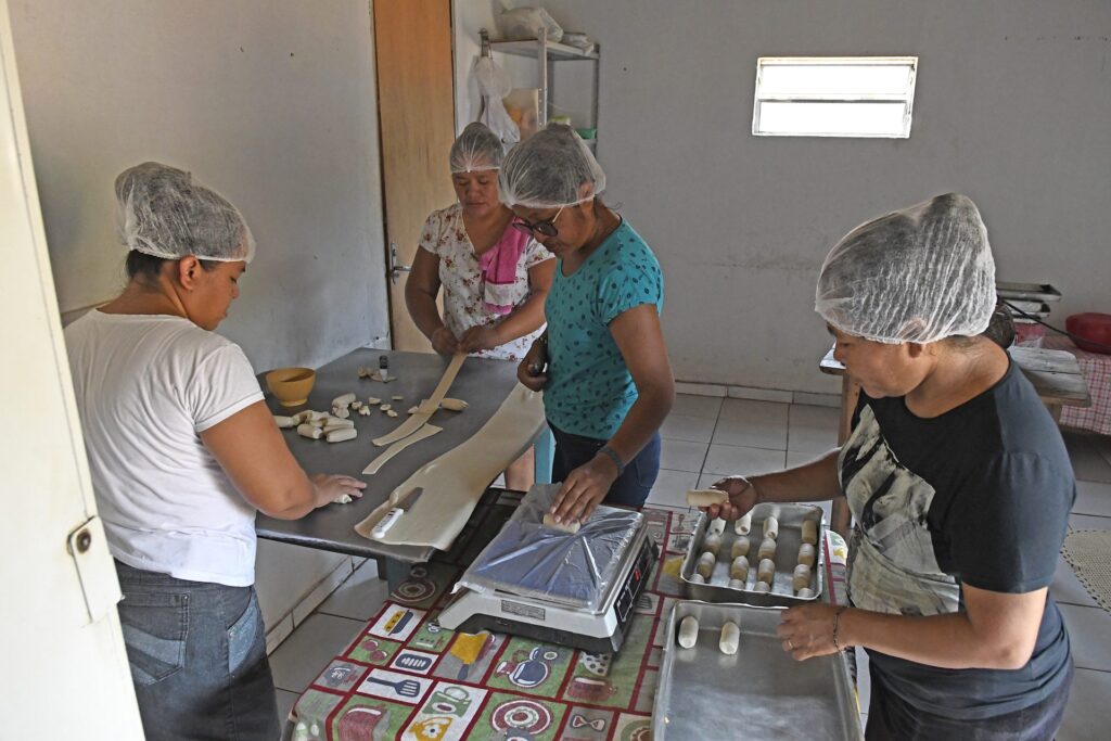 Mãos do campo e das aldeias levam comida sustentável e de qualidade para mesa dos alunos Mãos do campo e das aldeias levam comida sustentável e de qualidade para mesa dos alunos