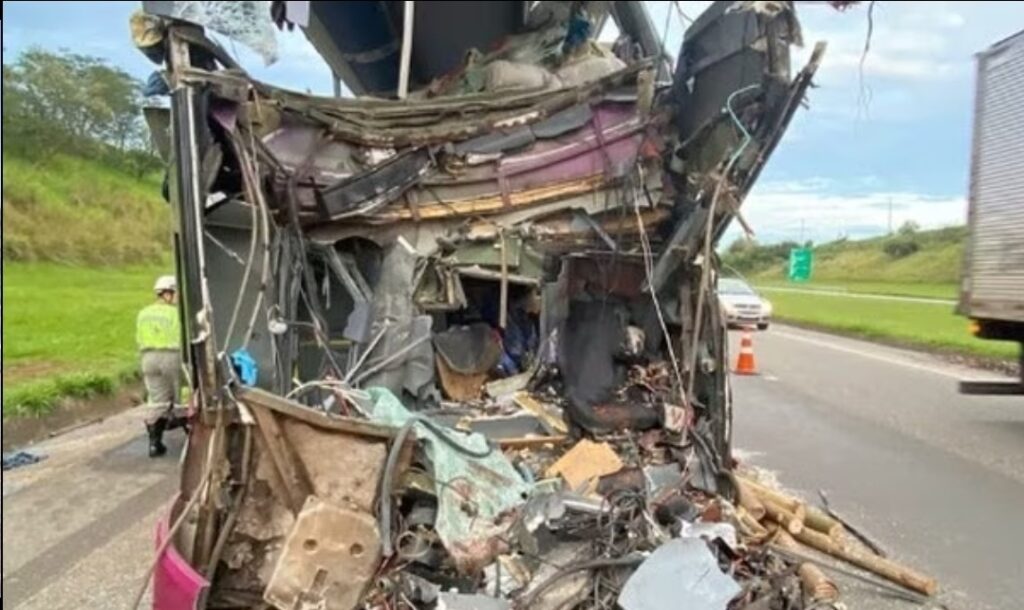 Batida entre ônibus e caminhão deixa dois mortos e dezenas de feridos em rodovia de Porto Feliz