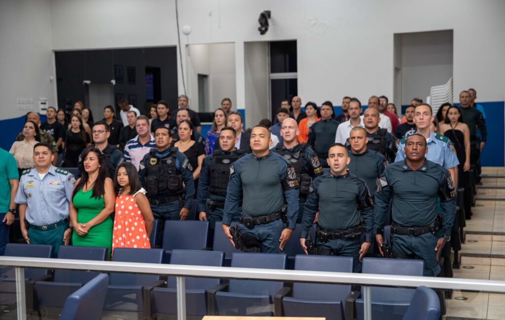 Casa do Trabalhador, empresário e policiais recebem homenagens na Câmara