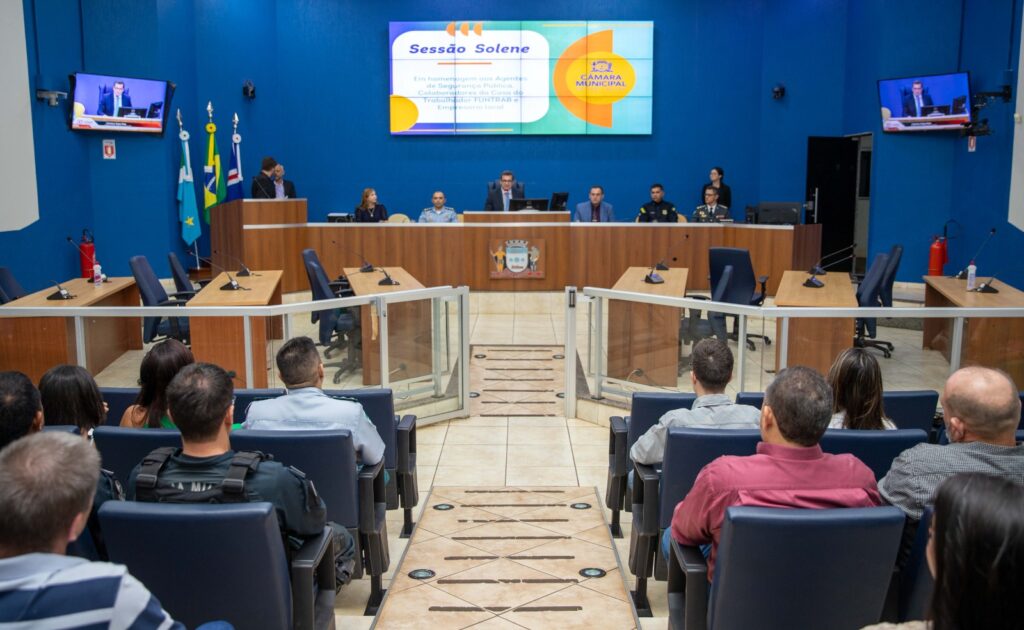 Casa do Trabalhador, empresário e policiais recebem homenagens na Câmara
