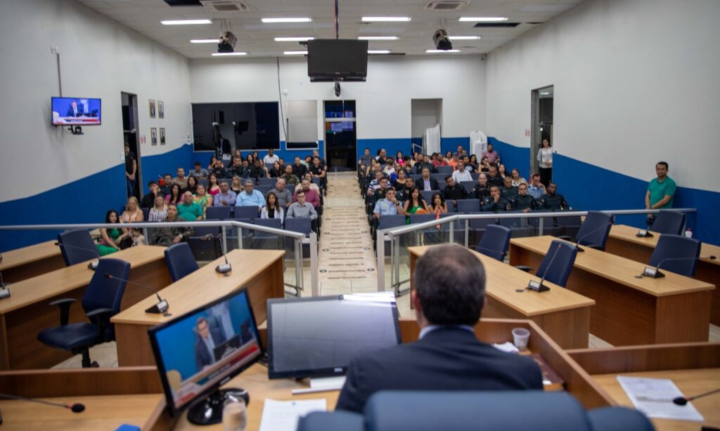 Casa do Trabalhador, empresário e policiais recebem homenagens na Câmara