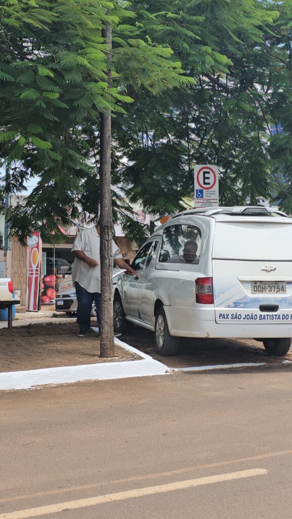 Flagrante: vídeo mostra vereador desrespeitando vaga de deficientes em Ribas do Rio Pardo