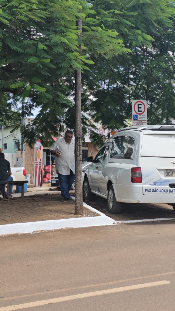Flagrante: vídeo mostra vereador desrespeitando vaga de deficientes em Ribas do Rio Pardo