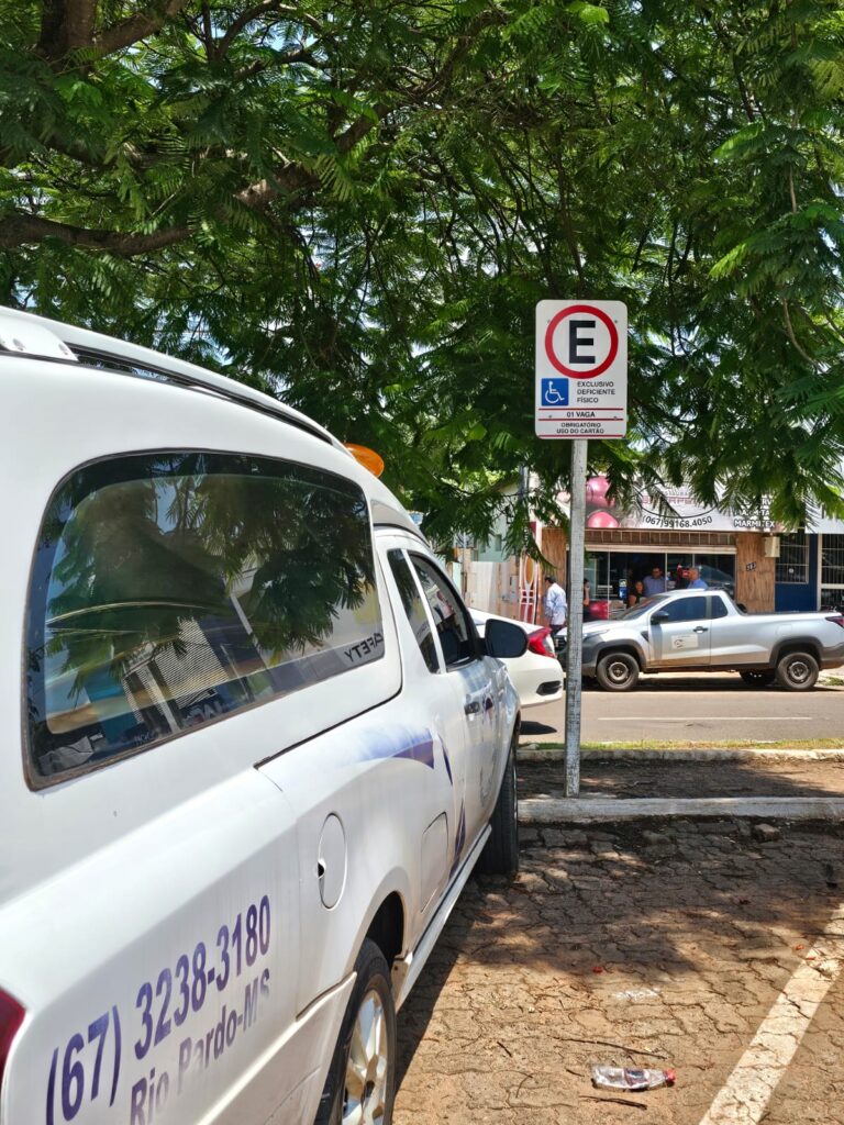 Flagrante: vídeo mostra vereador desrespeitando vaga de deficientes em Ribas do Rio Pardo