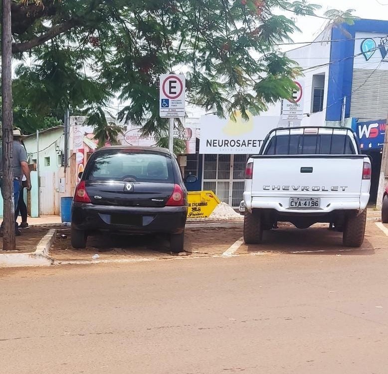 Flagrante: vídeo mostra vereador desrespeitando vaga de deficientes em Ribas do Rio Pardo