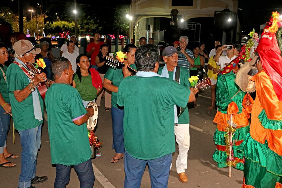Três-lagoenses se despediram da Cidade do Natal com apresentação da Folia de Reis