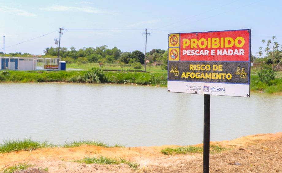 Jovens ignoram placas sobre risco de afogamento e tomam banho em bacia de contenção da 2ª lagoa Jovens ignoram placas sobre risco de afogamento e tomam banho em bacia de contenção da 2ª lagoa