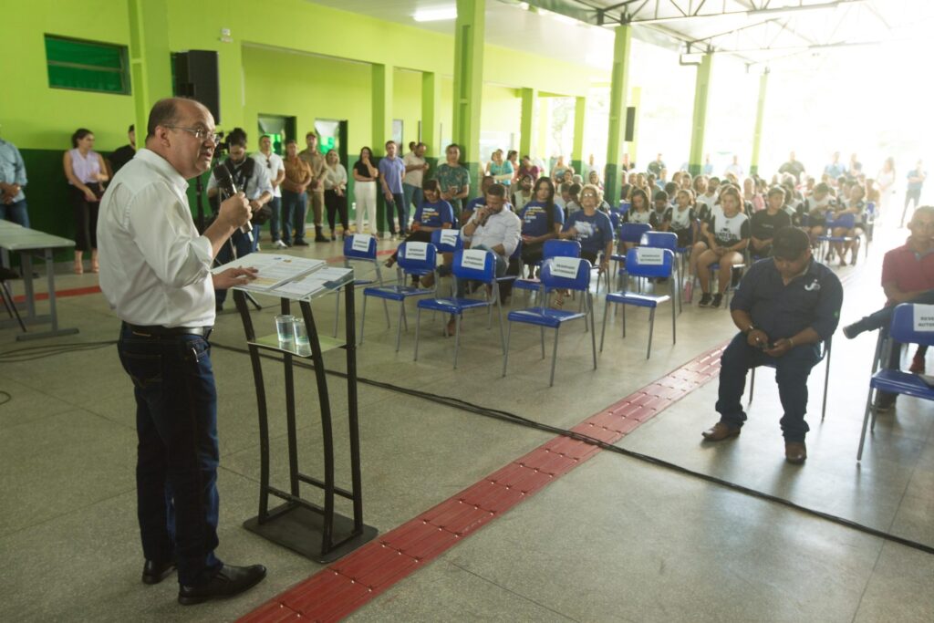 Governador em exercício entrega obras em Caarapó e autoriza ampliação da rede de saneamento