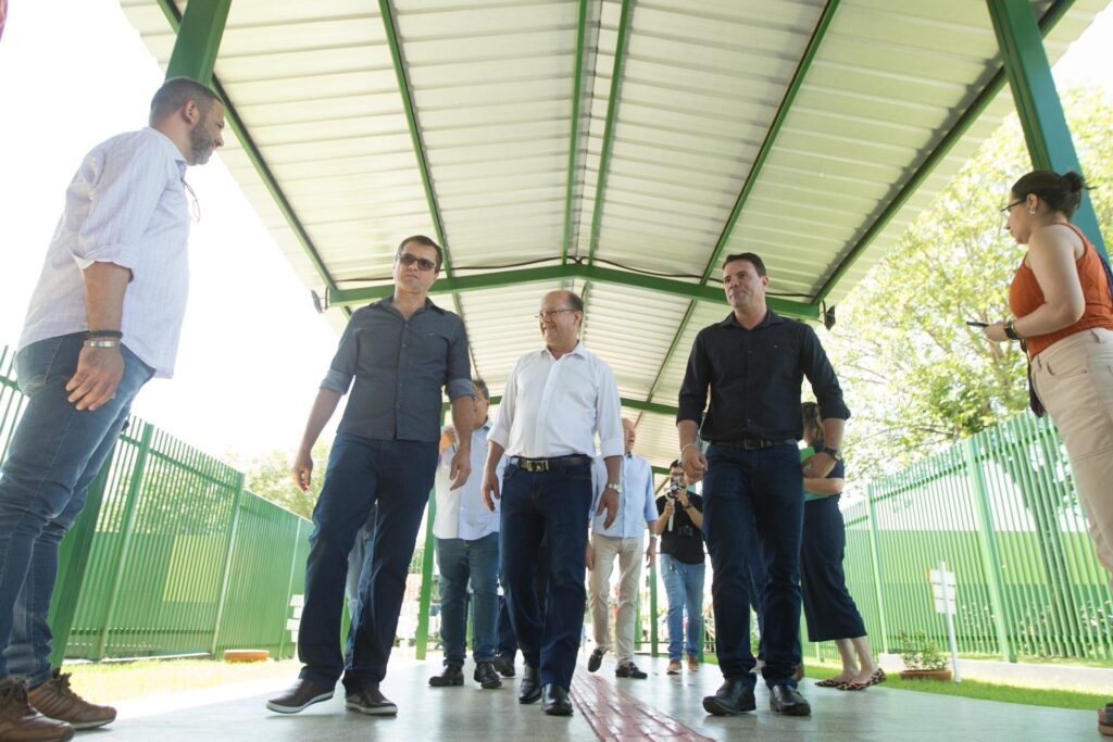 Governador em exercício entrega obras em Caarapó e autoriza ampliação da rede de saneamento