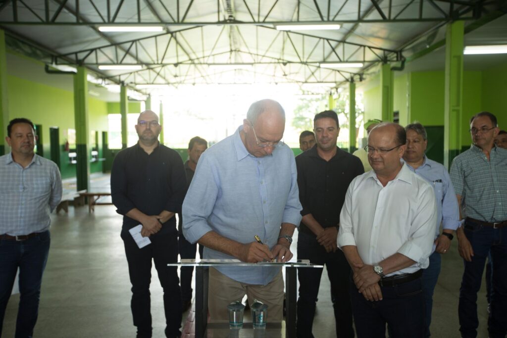 Governador em exercício entrega obras em Caarapó e autoriza ampliação da rede de saneamento