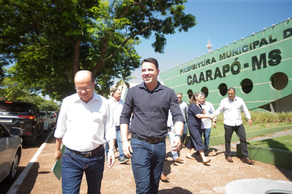 Governador em exercício entrega obras em Caarapó e autoriza ampliação da rede de saneamento