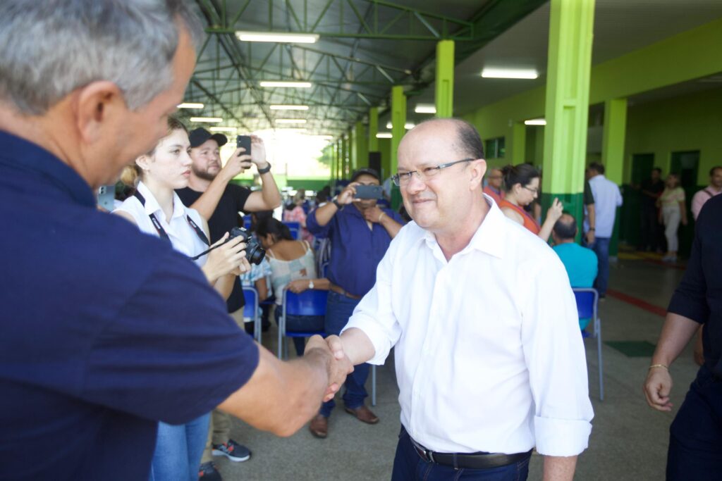 Governador em exercício entrega obras em Caarapó e autoriza ampliação da rede de saneamento