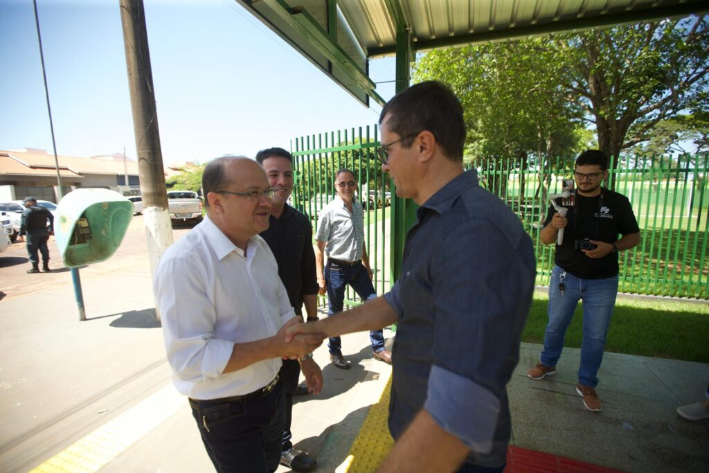 Governador em exercício entrega obras em Caarapó e autoriza ampliação da rede de saneamento