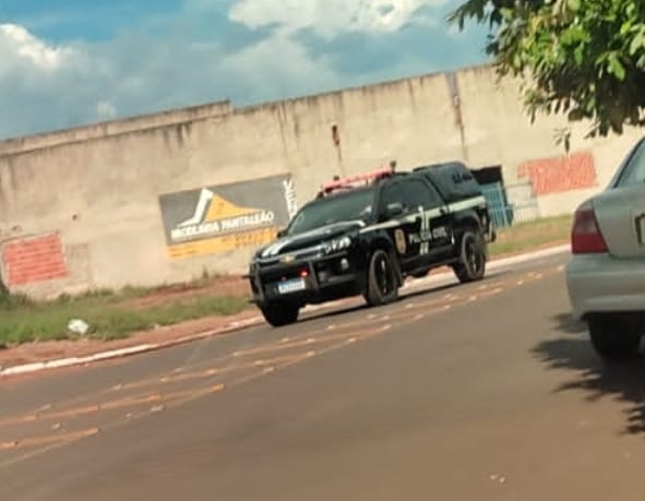 Em Brasilândia, meliante que assaltou joalheria investe contra policiais e é alvejado na perna pelo delegado Em Brasilândia, meliante que assaltou joalheria investe contra policiais e é alvejado na perna pelo delegado