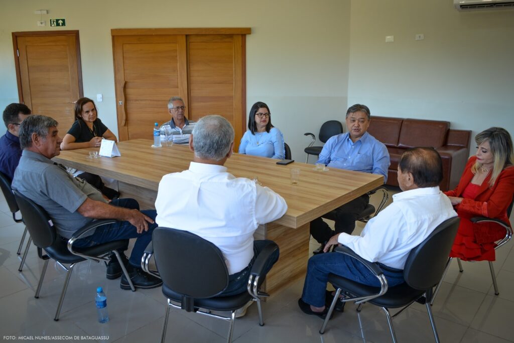 Prefeito Akira Otsubo apresenta as instalações do curso de Direito na cidade de Bataguassu ao coordenador da UEMS Prefeito Akira Otsubo apresenta as instalações do curso de Direito na cidade de Bataguassu ao coordenador da UEMS