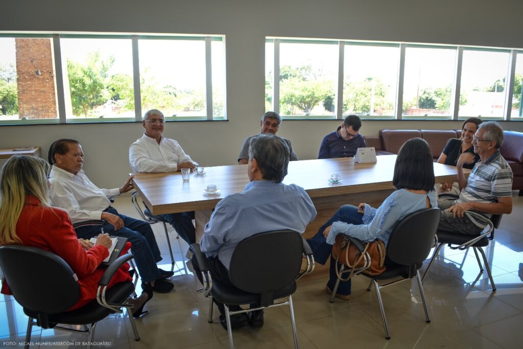 Prefeito Akira Otsubo apresenta as instalações do curso de Direito na cidade de Bataguassu ao coordenador da UEMS Prefeito Akira Otsubo apresenta as instalações do curso de Direito na cidade de Bataguassu ao coordenador da UEMS