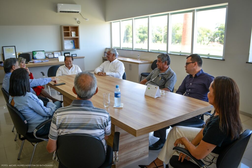 Prefeito Akira Otsubo apresenta as instalações do curso de Direito na cidade de Bataguassu ao coordenador da UEMS Prefeito Akira Otsubo apresenta as instalações do curso de Direito na cidade de Bataguassu ao coordenador da UEMS