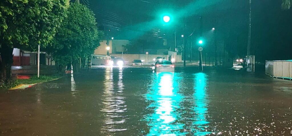 Tempestade com ventos de 84 km/h alaga vias e faz temperatura despencar em Campo Grande