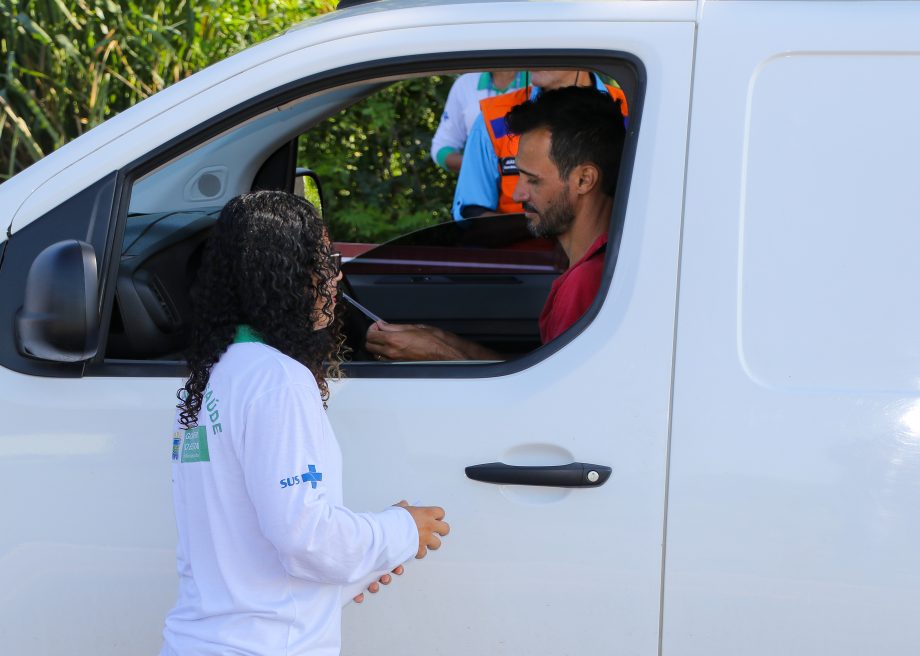 Motoristas são abordados por ação contra o Aedes aegypti na Barreira Fiscal de Três Lagoas