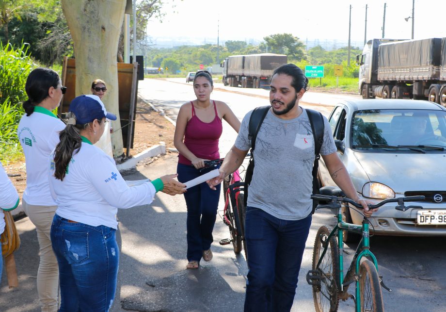 Motoristas são abordados por ação contra o Aedes aegypti na Barreira Fiscal de Três Lagoas