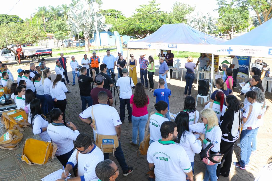 LUTA CONTRA A DENGUE – Prefeitura promoveu ação de mobilização e combate ao Aedes aegypti na área central LUTA CONTRA A DENGUE – Prefeitura promoveu ação de mobilização e combate ao Aedes aegypti na área central