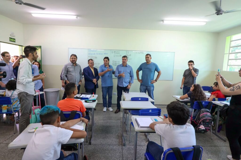 Com foco na educação moderna e de qualidade, Governo entrega reforma de escola em Ribas do Rio Pardo Com foco na educação moderna e de qualidade, Governo entrega reforma de escola em Ribas do Rio Pardo