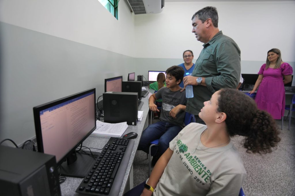 Com a agenda cheia, governador acompanha volta às aulas de perto no interior de MS