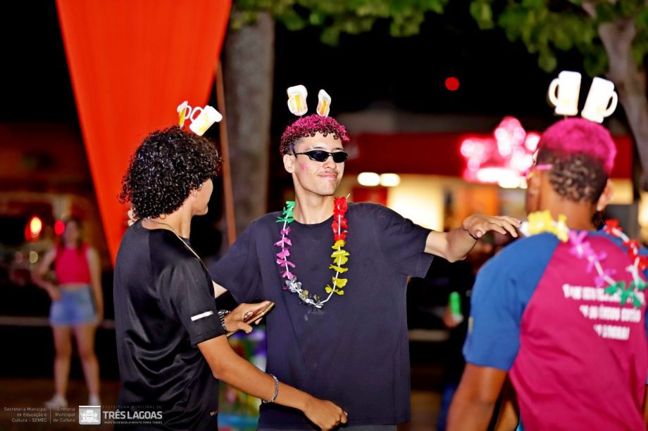Confira as fotos do primeiro dia do CarnaTrês