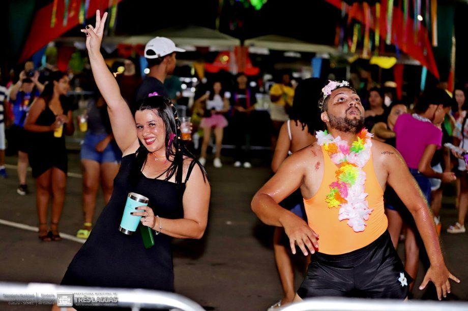 Confira as fotos do primeiro dia do CarnaTrês