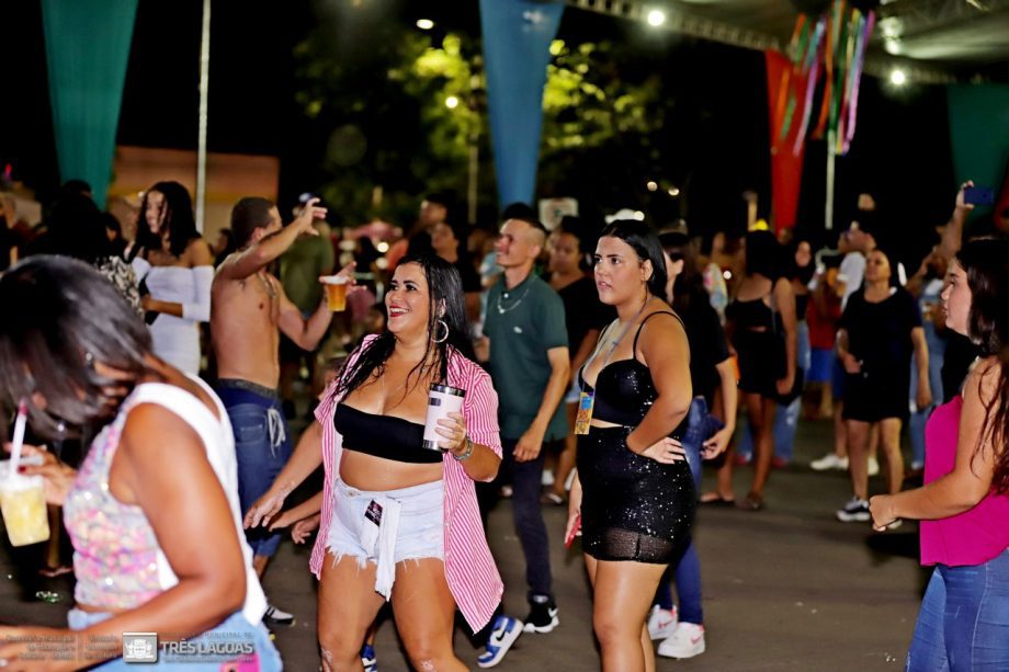 Confira as fotos do primeiro dia do CarnaTrês