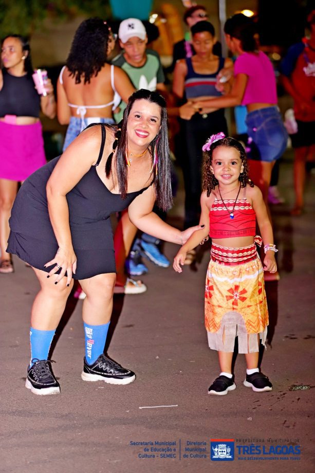 Confira as fotos do primeiro dia do CarnaTrês