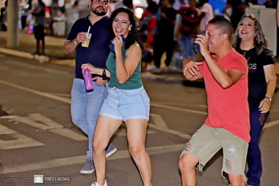Confira as fotos do primeiro dia do CarnaTrês