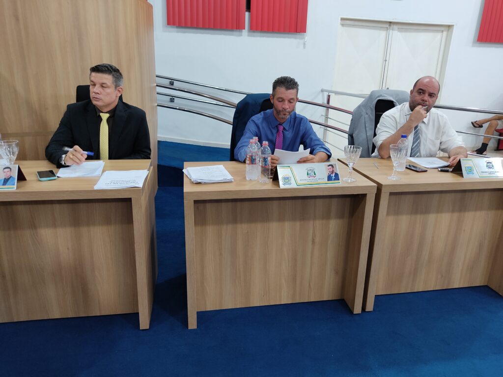 Com salários reajustados em apenas 4,51%, servidores de Água Clara ficam indignados com o reajuste de quase 40% para vereadores e secretários municipais Com salários reajustados em apenas 4,51%, servidores de Água Clara ficam indignados com o reajuste de quase 40% para vereadores e secretários municipais