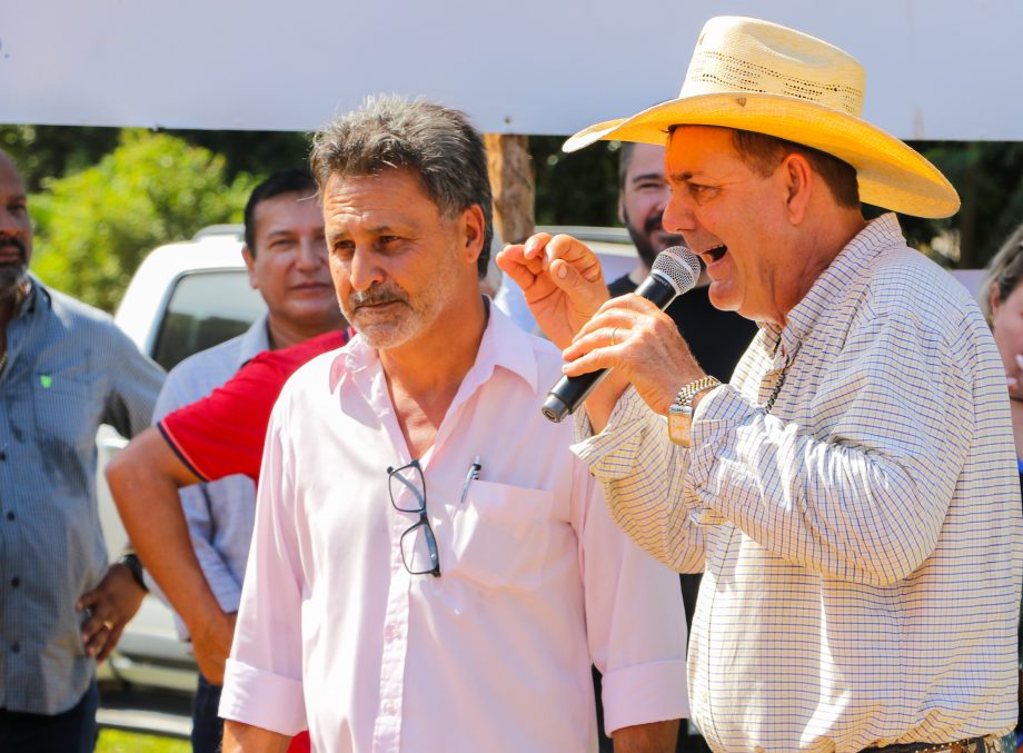 Prefeito Angelo Guerreiro assina ordem de serviço de asfalto e drenagem no Distrito do Arapuá Prefeito Angelo Guerreiro assina ordem de serviço de asfalto e drenagem no Distrito do Arapuá