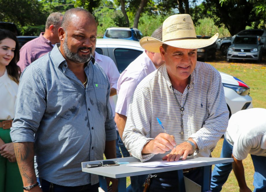 Prefeito Angelo Guerreiro assina ordem de serviço de asfalto e drenagem no Distrito do Arapuá Prefeito Angelo Guerreiro assina ordem de serviço de asfalto e drenagem no Distrito do Arapuá